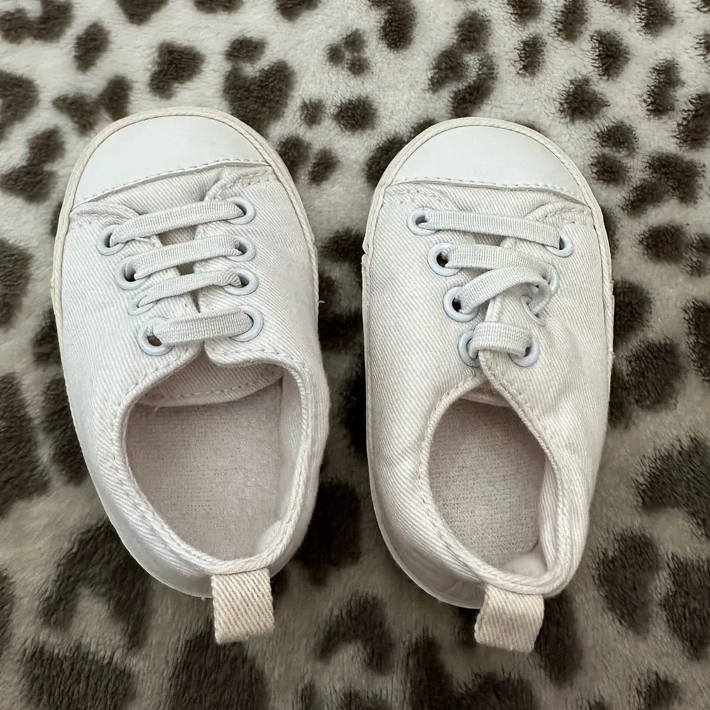 Old Navy Infant Sneakers Size 3-6 months
